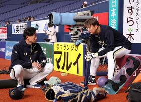 岸田監督（左）と話をする杉本（２２日）