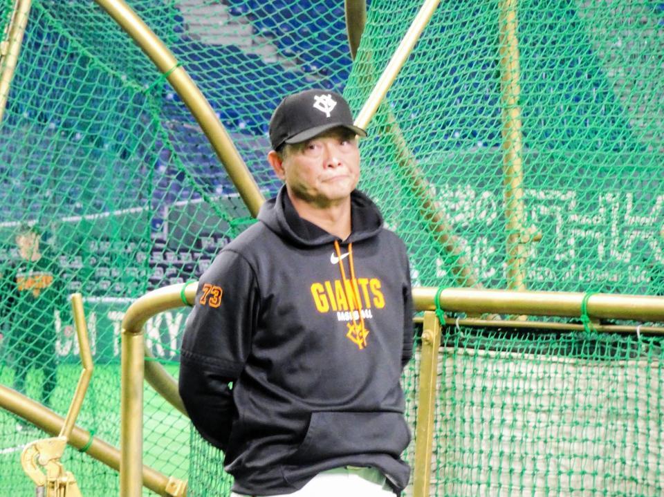 東京ドームで行われた全体練習で鋭い視線を送る橋上オフェンスチーフコーチ