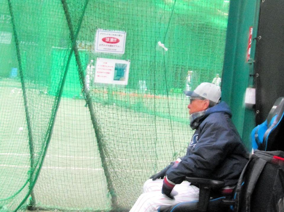 室内練習場で選手の動きを見守る池山監督
