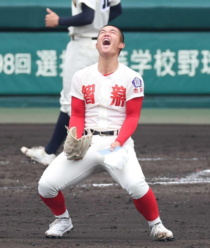 　神村学園に勝利し、喜びを爆発させる智弁学園・杉本（撮影・西田忠信）