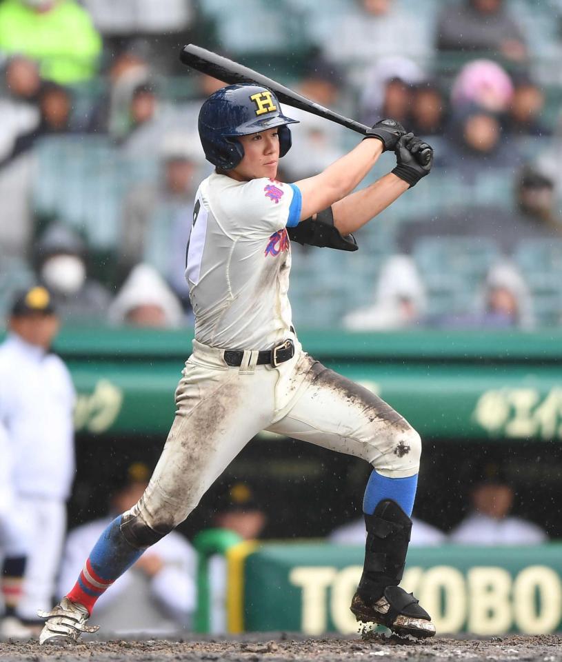 　８回、右前適時打を放つ花咲徳栄・岩井虹太郎