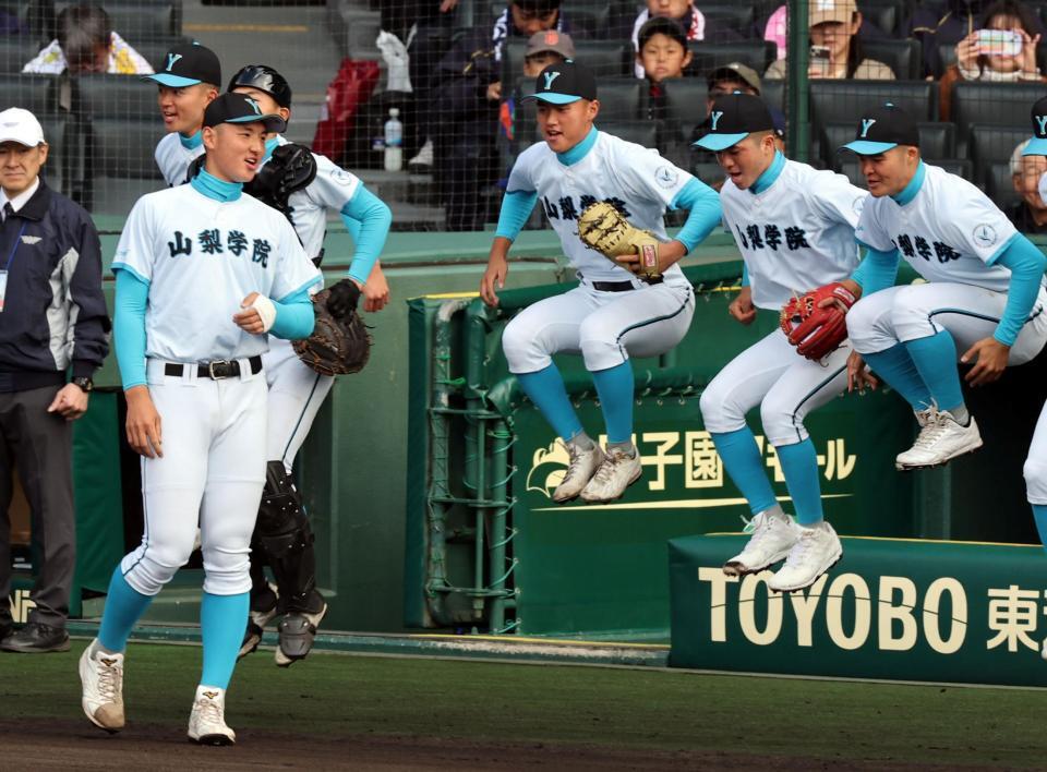 試合前、ベンチ前に整列する山梨学院・菰田陽生（左）＝撮影・山口登