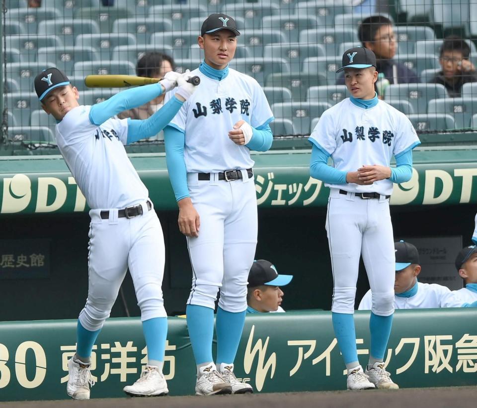 ベンチ前でナインと共に試合開始を待つ山梨学院・菰田陽生（中央）＝撮影・開出牧