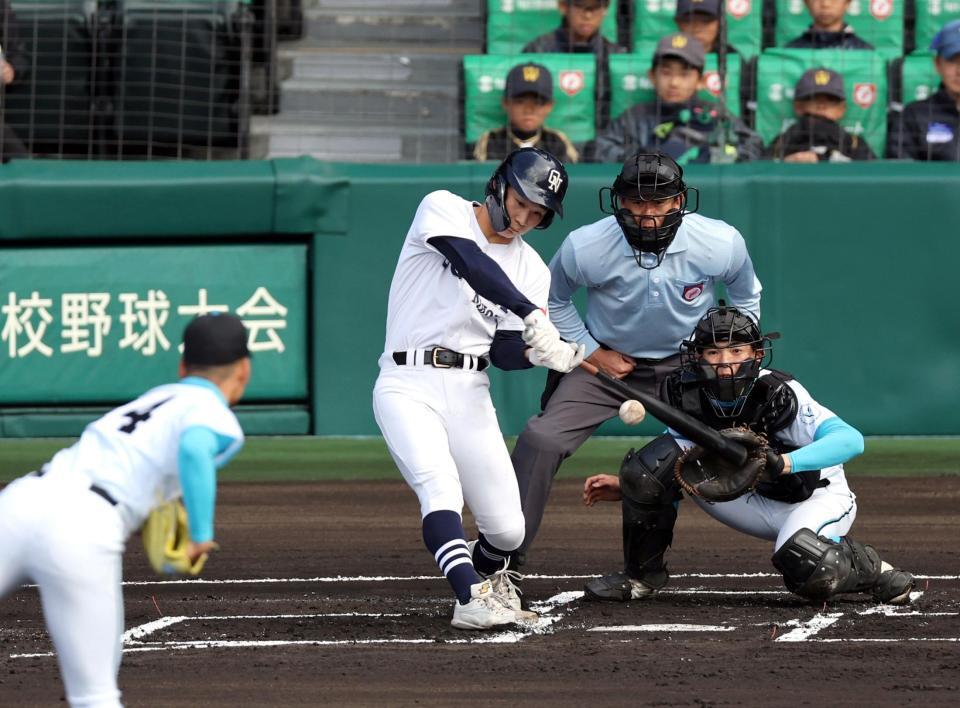 １回、右越えに先制ソロを放つ大垣日大・竹島黎乃（投手は山梨学院・渡部瑛太、捕手は山梨学院・光永惺音）＝撮影・山口登