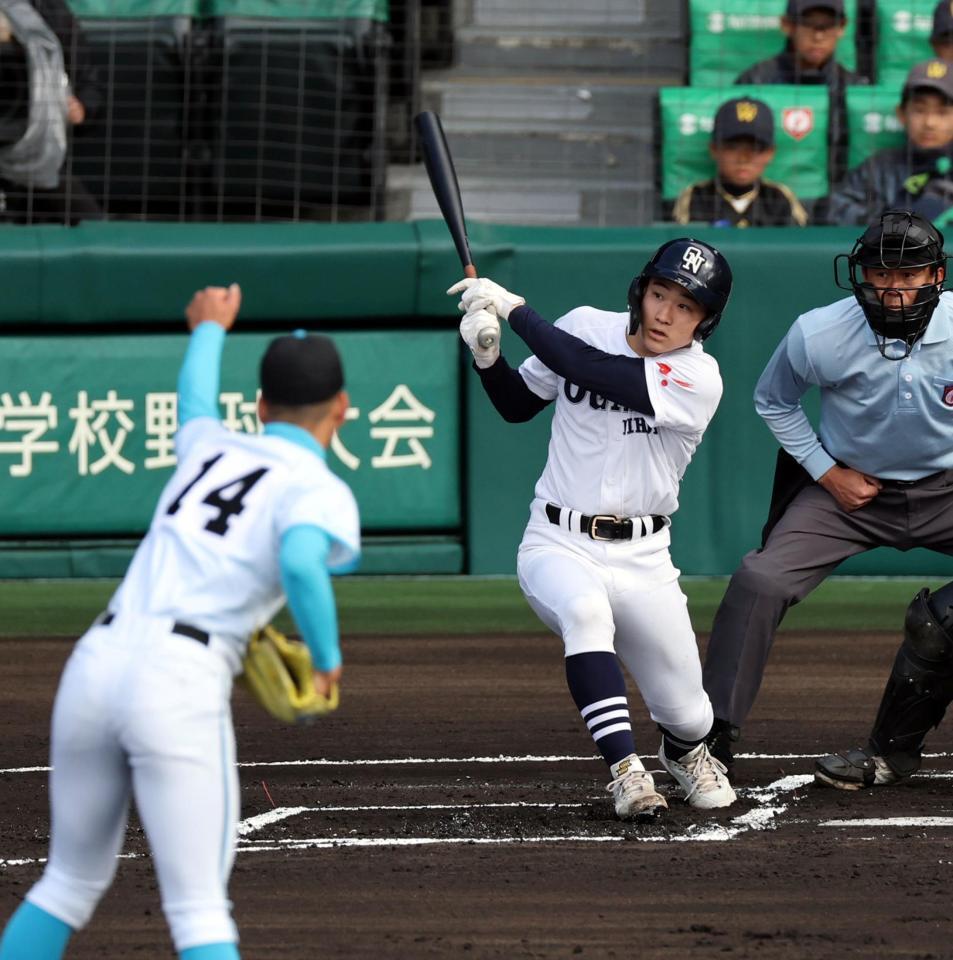 １回、右越えに先制ソロを放つ大垣日大・竹島黎乃（投手は山梨学院・渡部瑛太）＝撮影・山口登