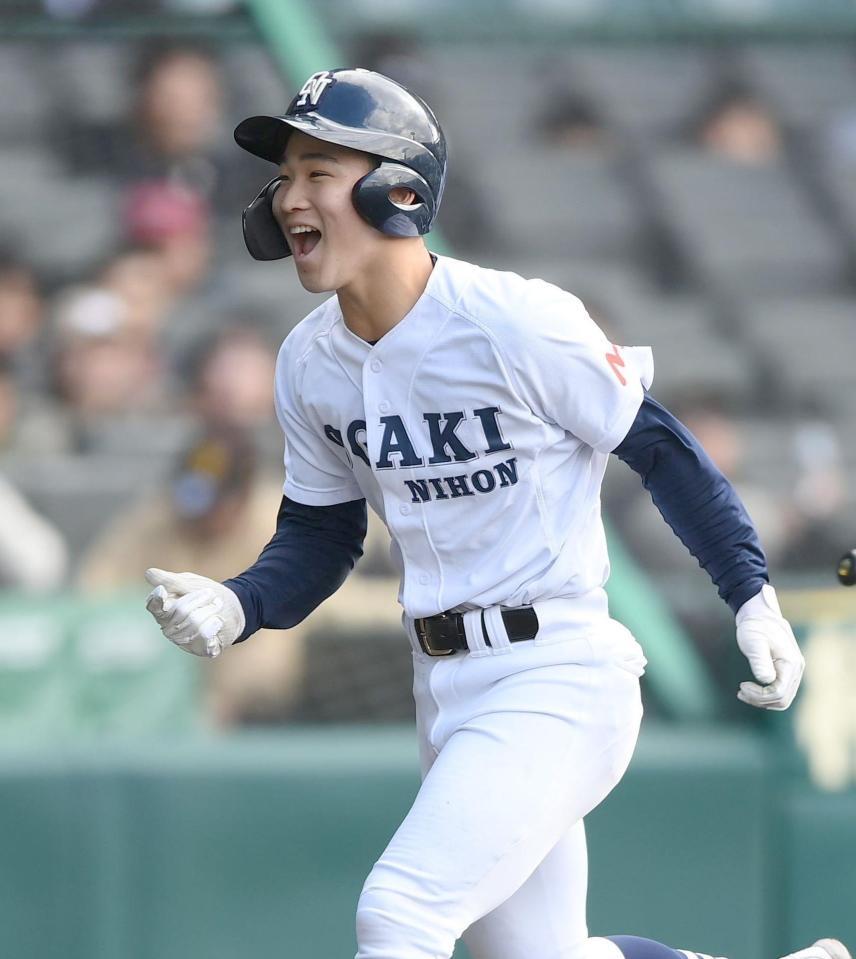 １回、先制の右越えソロを放ち雄たけびを上げる大垣日大・竹島黎乃（撮影・開出牧）