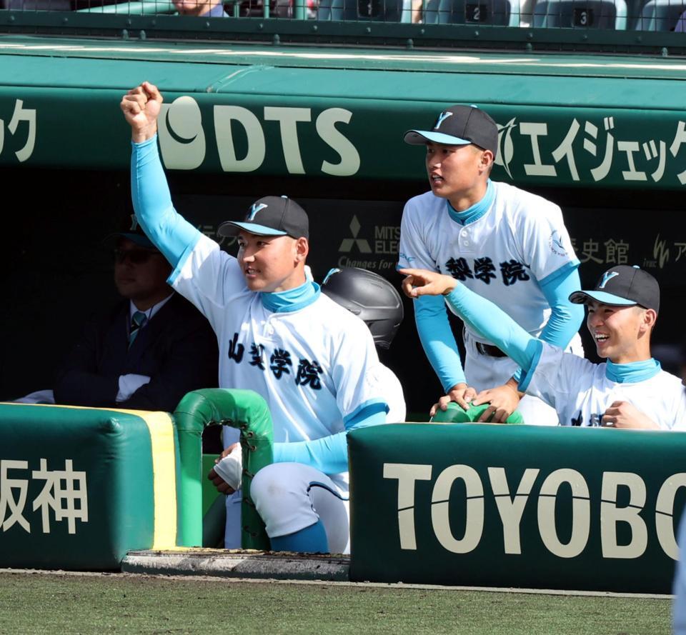 ６回、同点に追いつきガッツポーズをする山梨学院・菰田陽生（左）＝撮影・山口登