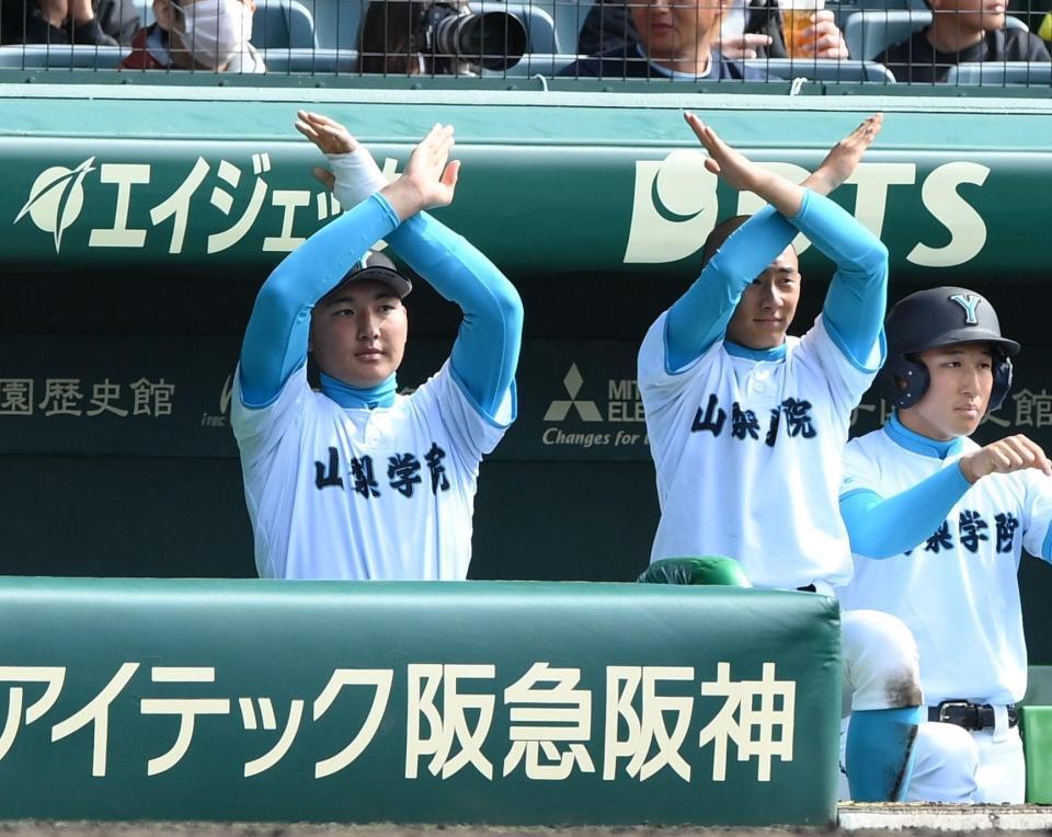 ７回、ベンチからナインに合図を送る山梨学院・菰田陽生（左）＝撮影・開出牧