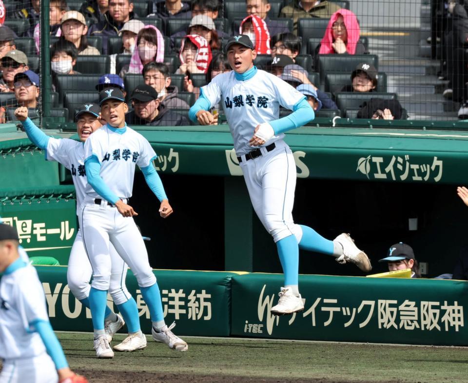 準々決勝進出を決め、ベンチを飛び出し喜ぶ山梨学院・菰田陽生（右）＝撮影・山口登