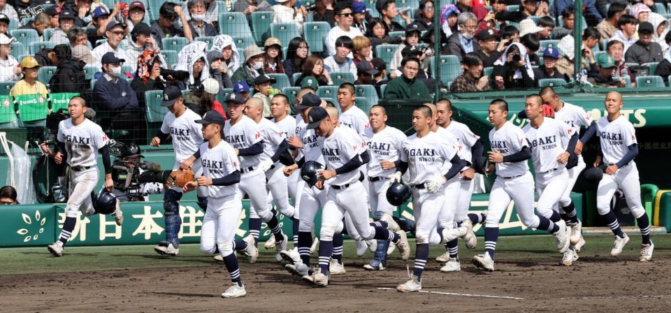 山梨学院に敗れ、応援団にあいさつに向かう大垣日大ナイン（撮影・山口登）