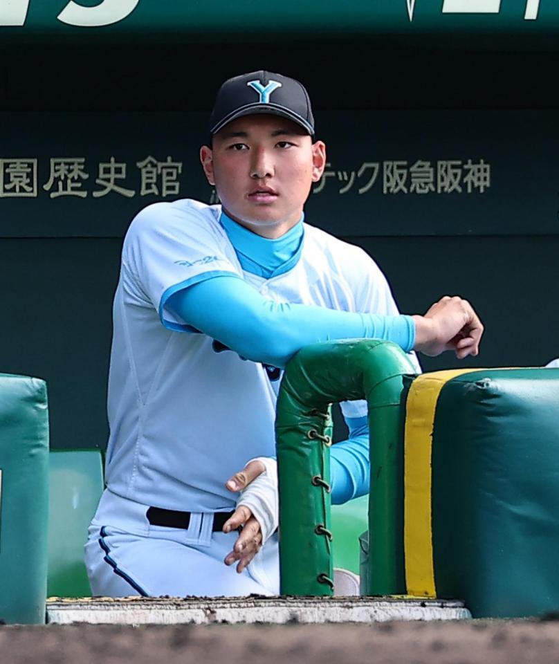 ベンチから試合を見つめる山梨学院・菰田