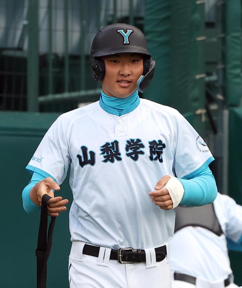 試合前、練習を手伝う山梨学院・菰田