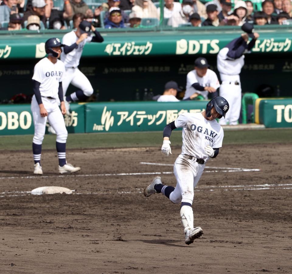 ９回、中飛に倒れた竹岡（手前）