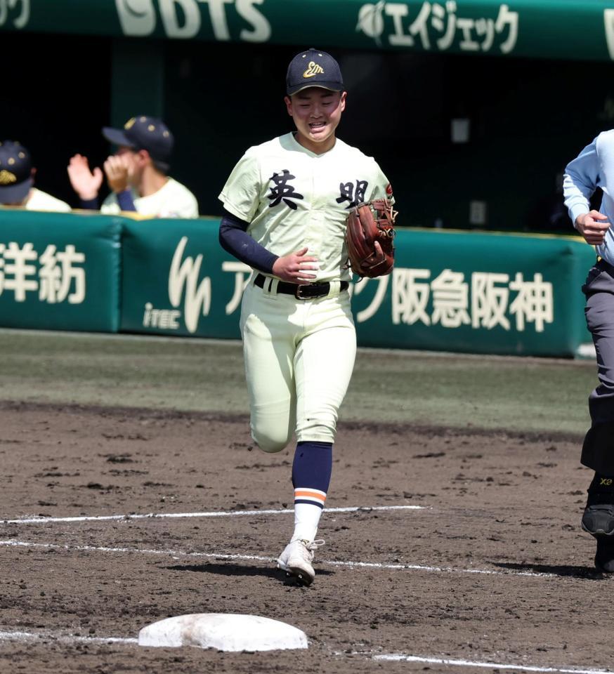 ４回、頭部に死球を受けた英明・榎本侑晟は走って守備に就く（撮影・山口登）