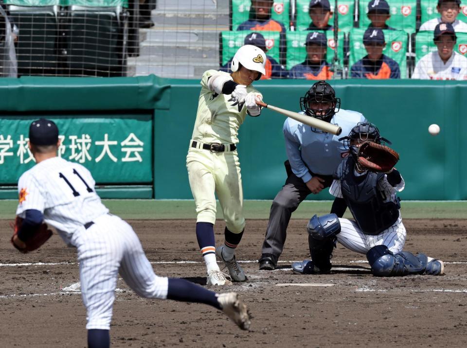 ４回、左前に勝ち越し適時打を放つ英明・前田渉（投手は東北・石崎隼、捕手は東北・荒川陽希）＝撮影・山口登