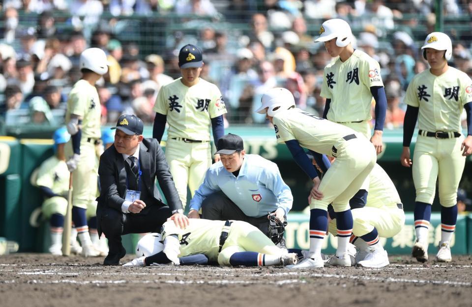 ４回、死球を受け倒れ込む榎本侑晟（手前）＝撮影・開出牧