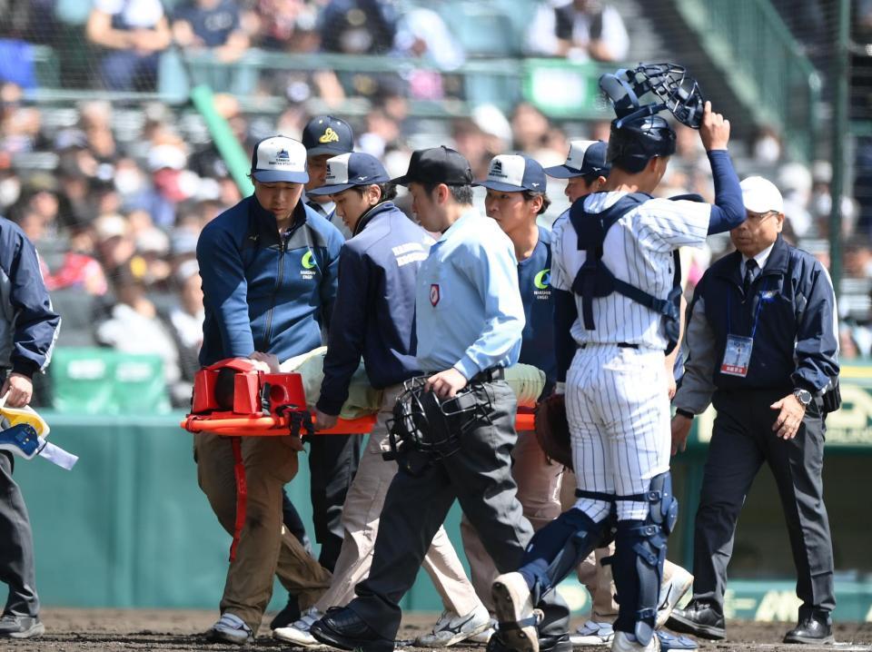 ４回、死球を受け担架で運ばれる榎本侑晟（撮影・開出牧）