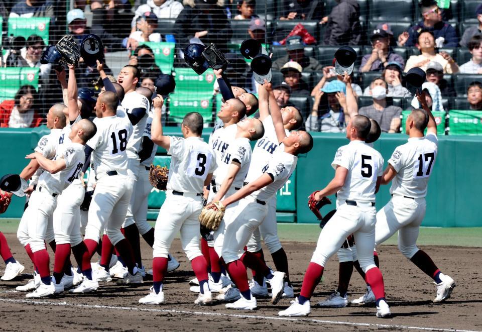 試合前のシートノック、全員で声を出す大阪桐蔭ナイン（撮影・中田匡峻）