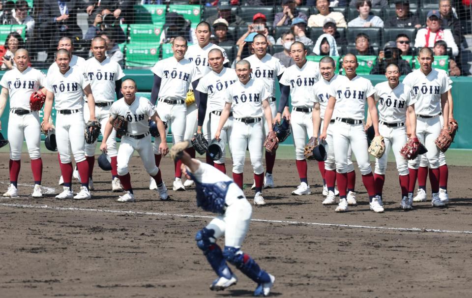 シートノック最後のキャッチャーフライを見つめる大阪桐蔭ナイン（撮影・中田匡峻）
