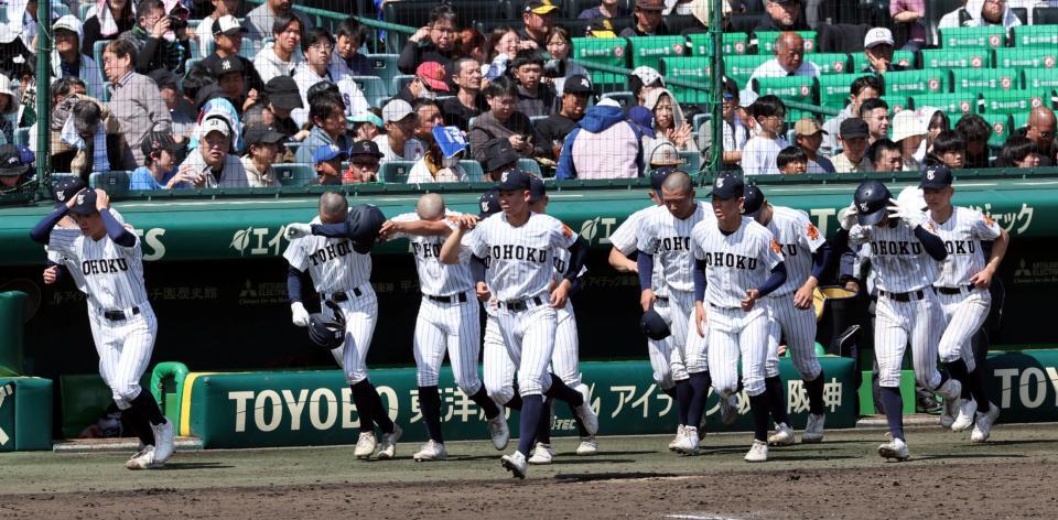 英明に敗れ、肩を落とす東北ナイン（撮影・山口登）