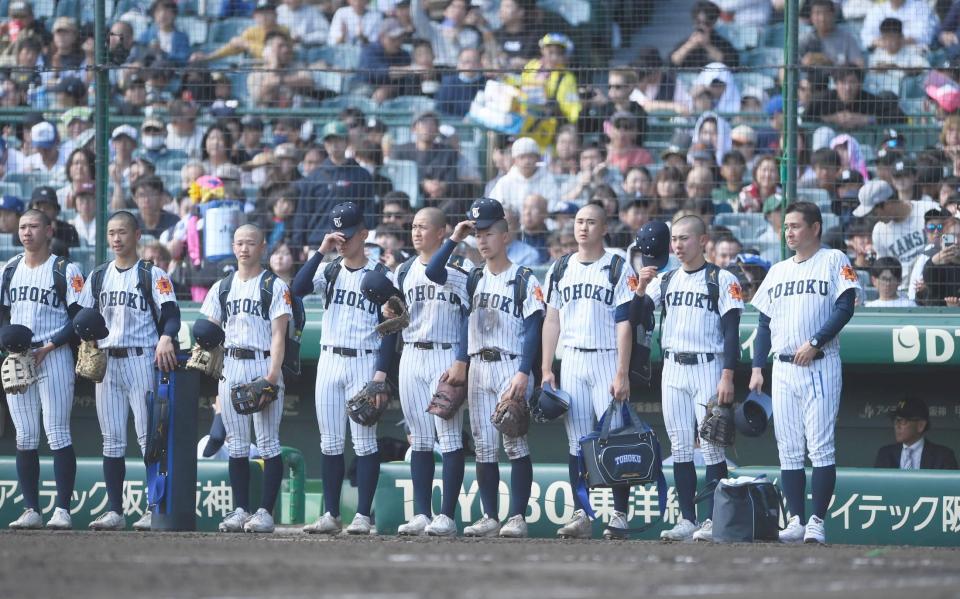 ８強入りならず悔しさをにじませる東北ナイン（撮影・開出牧）