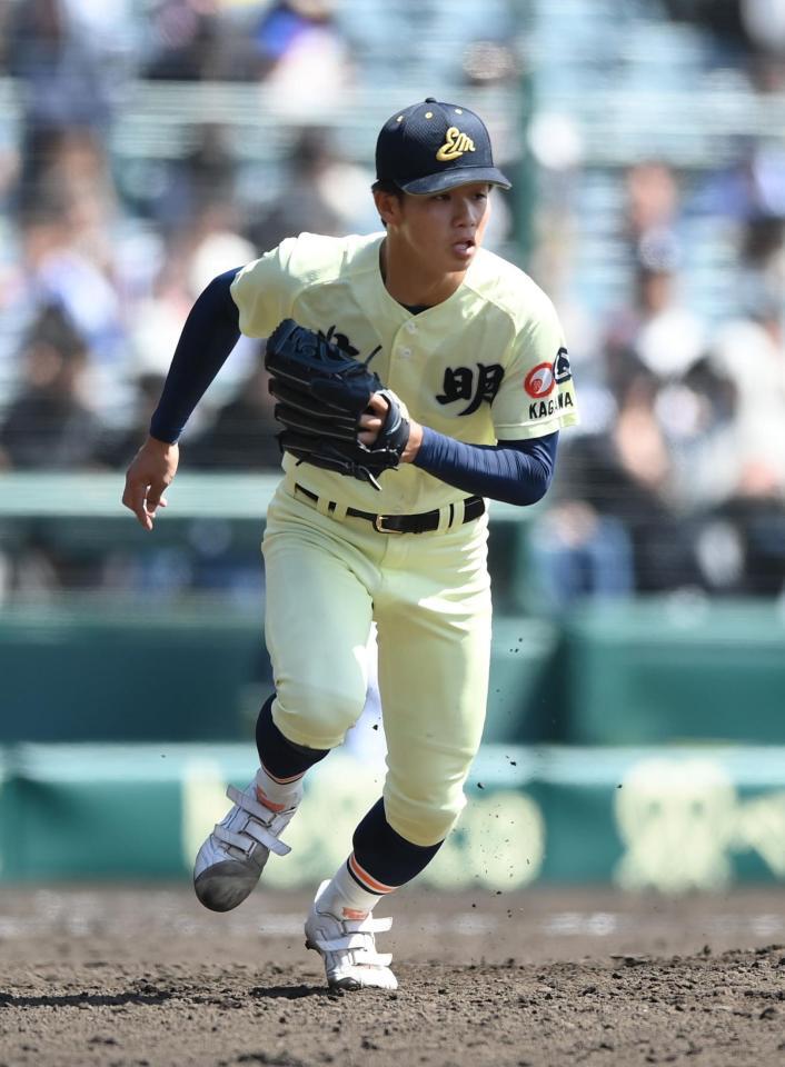 ５回、三浦毅大を一ゴロに打ち取り一塁へベースカバーに走る英明・松本倫史朗（撮影・開出牧）