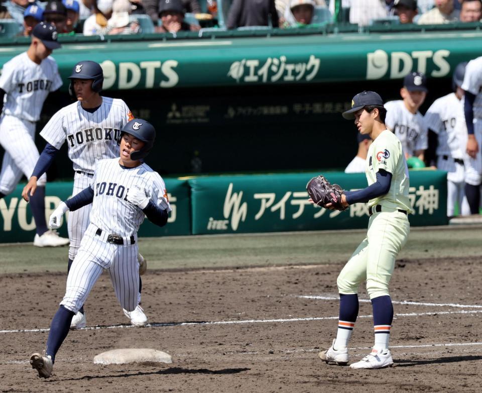 ９回、英明・松本倫史朗（右）は東北・日野心温を一邪飛に打ち取り試合終了（撮影・山口登）