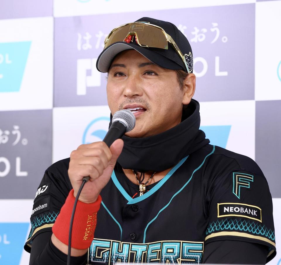 開幕前日記者会見で話す新庄監督（撮影・中島達哉）