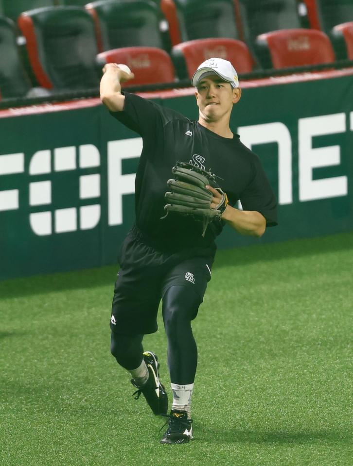 キャッチボールをする栗原（撮影・中島達哉）