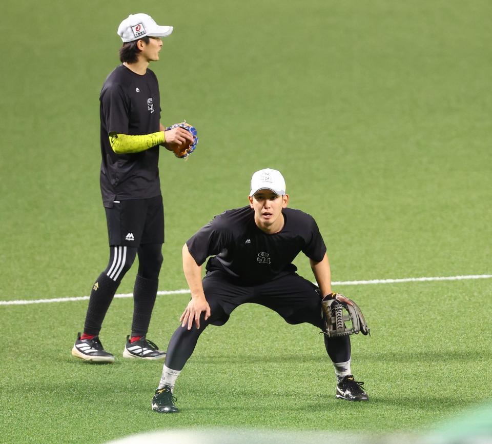 ノックを受ける栗原（右）＝撮影・中島達哉