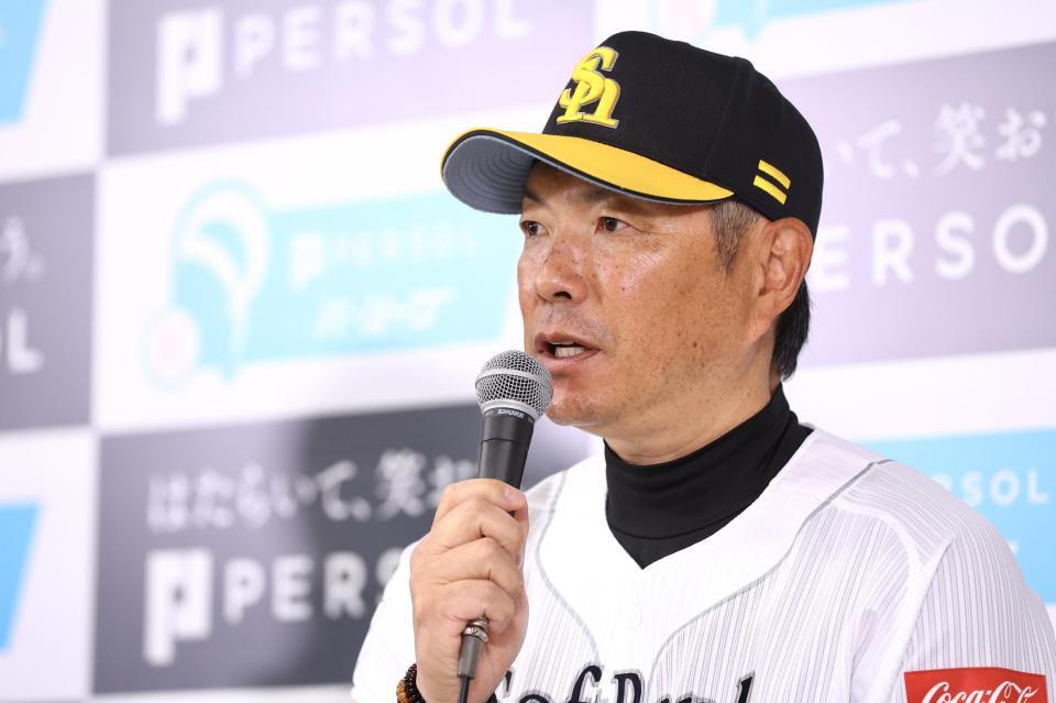 開幕前日会見で話す小久保監督（撮影・中島達哉）