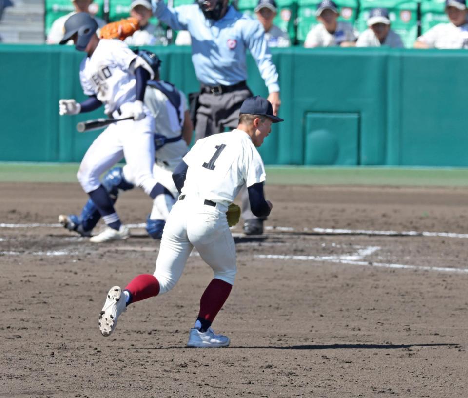 ３回、三重・立松宗馬（奥）を空振り三振に斬り、拳を握る大阪桐蔭・吉岡貫介（撮影・中田匡峻）