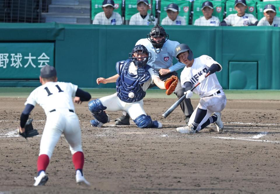 ８回、空振りをする三重・大西新史（撮影・中田匡峻）