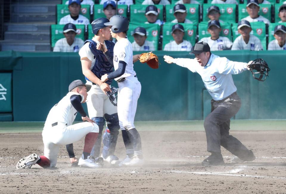 ８回、一度は同点の生還を果たした三走の三重・中西優斗だったが判定が変わり三塁に戻される（撮影・中田匡峻）