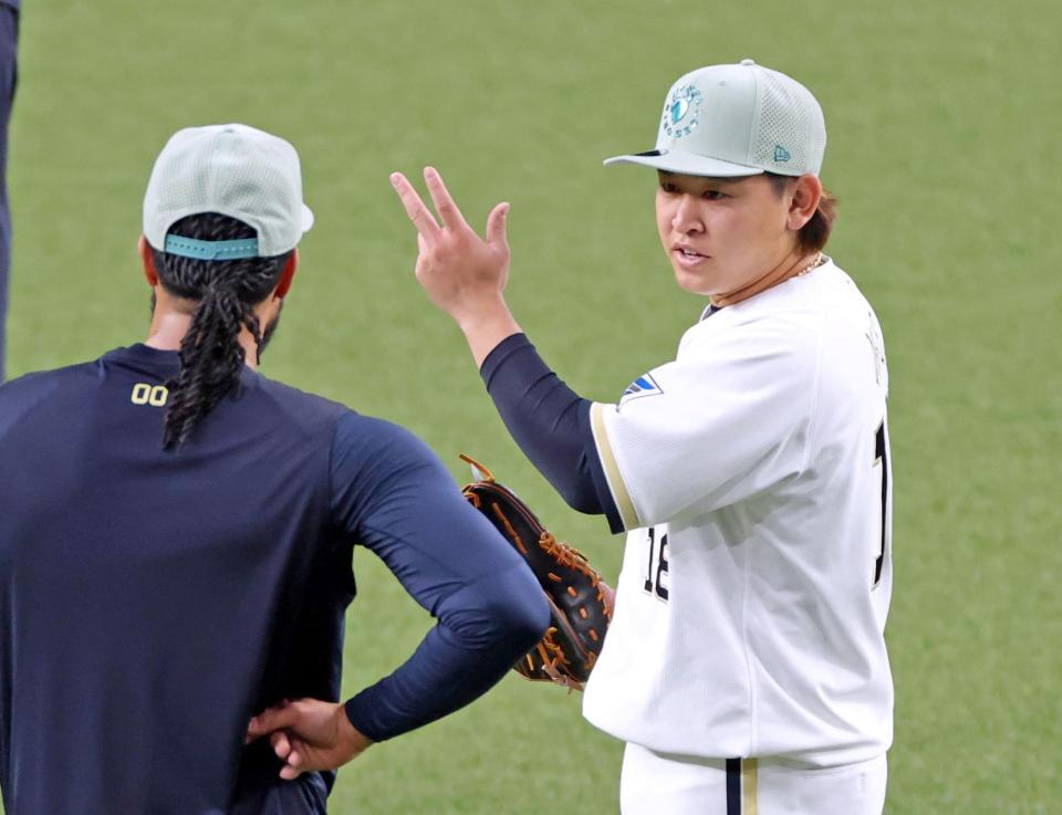 エスピノーザ（左）と話しをする宮城（撮影・立川洋一郎）