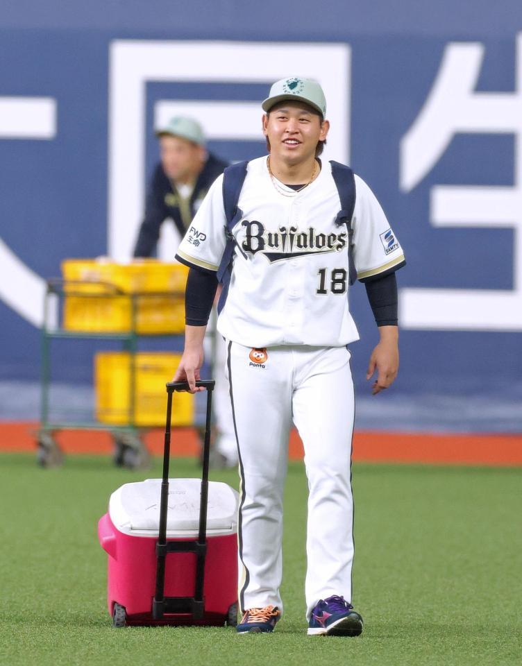 練習を終えてグラウンドを後にする宮城（撮影・立川洋一郎）