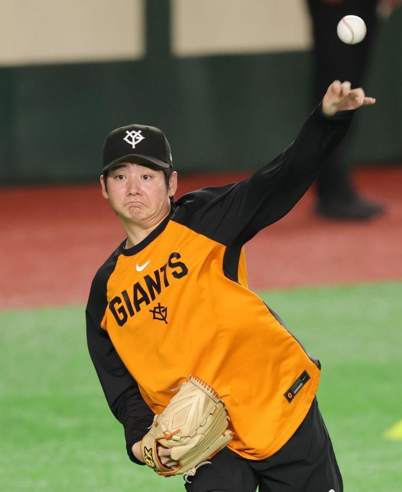 プロ初登板に向け、キャッチボールで調整する竹丸（撮影・西岡正）