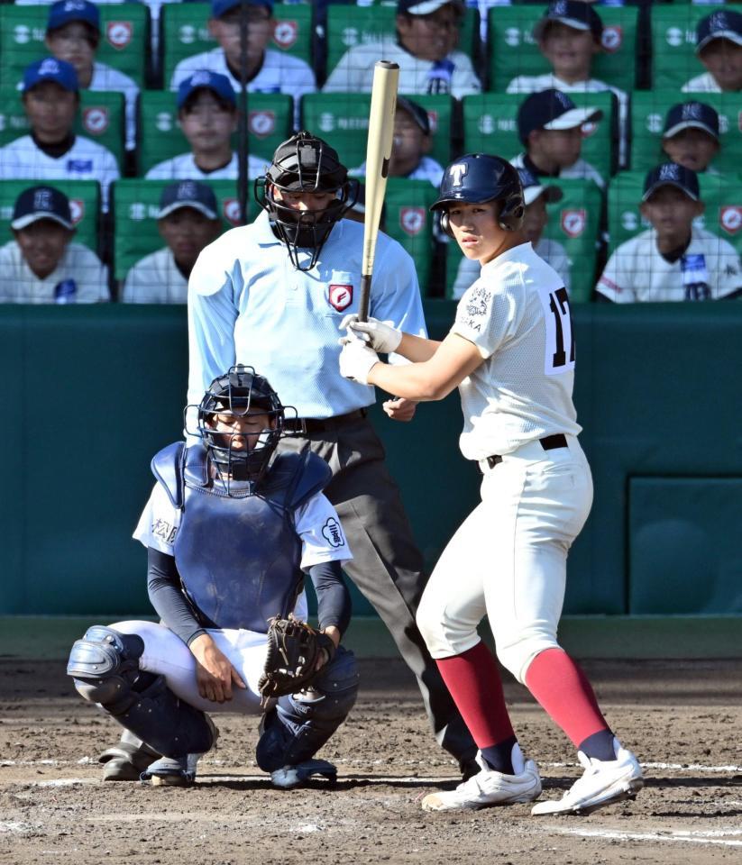 ９回、打席に入る中村