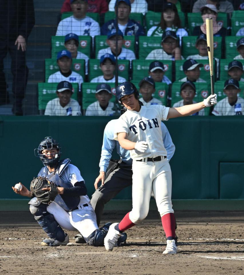 ９回、空振り三振に倒れた中村