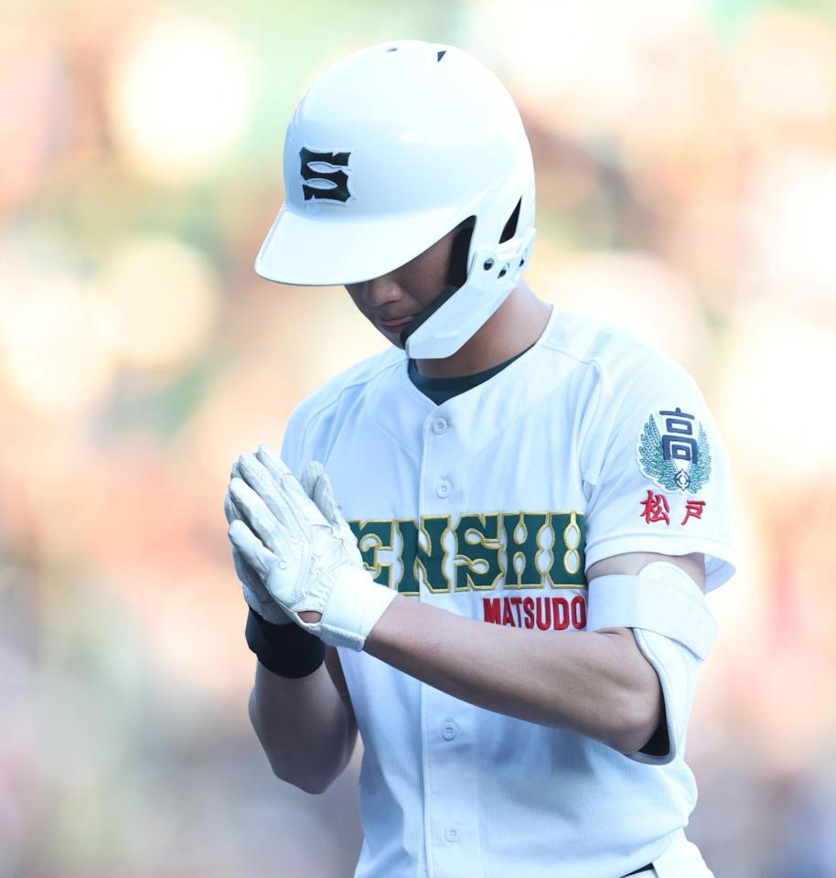 ５回、右前へ勝ち越し適時打を放つも、ベントに向かって頭を下げる専大松戸・瀬谷應我（撮影・中田匡峻）