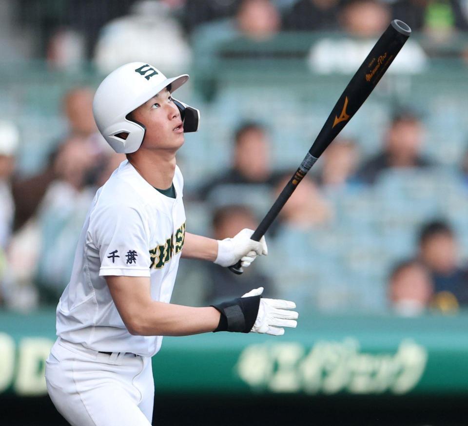 ５回、右前へ勝ち越し適時打を放つ専大松戸・瀬谷應我（撮影・中田匡峻）