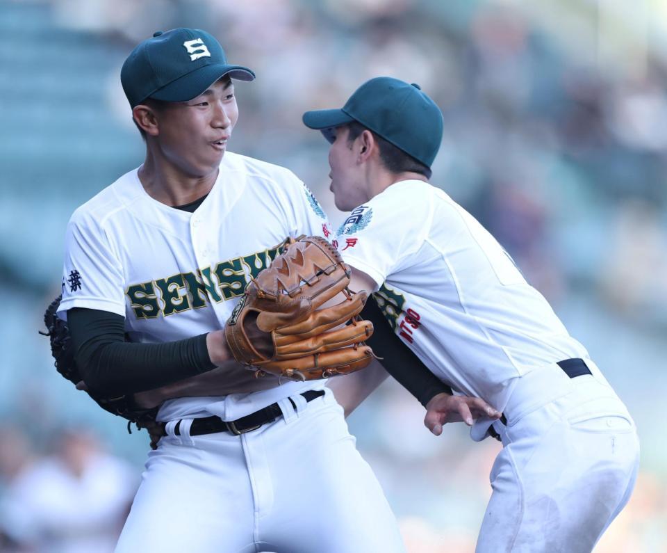 ４回、九州国際大付・平間勇吏を一ゴロに抑えた専大松戸・小林冠太（左）は勢い余って突っ込んできた一塁手の専大松戸・石崎翔斗と抱き合う（撮影・中田匡峻）