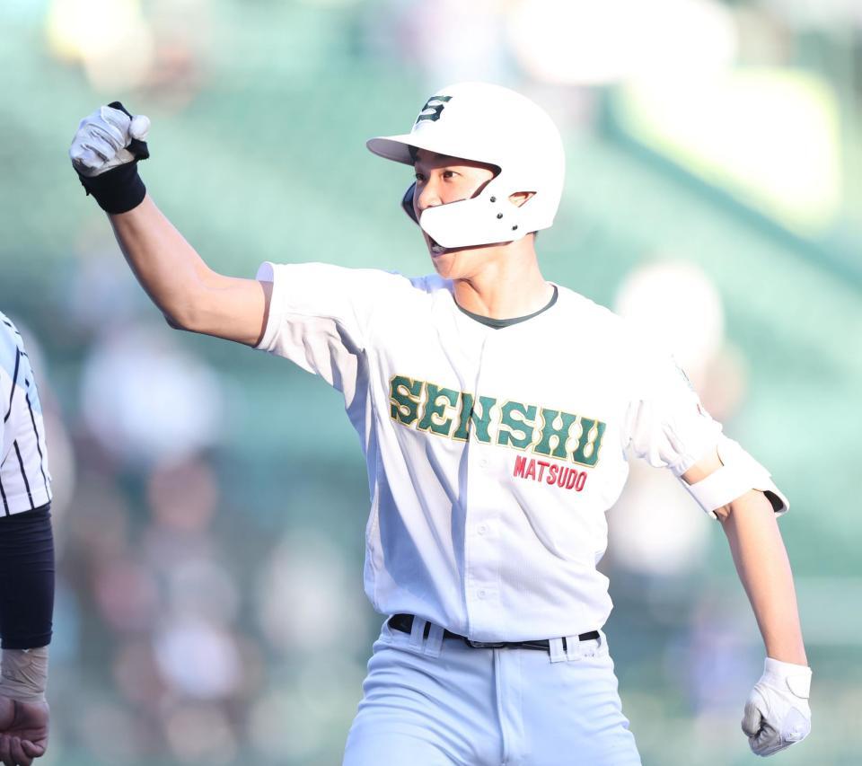 ３回、左前へ勝ち越し適時打を放ち、ガッツポーズをする専大松戸・瀬谷應我（撮影・中田匡峻）