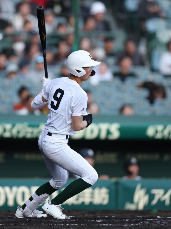 ３回、左前へ勝ち越し適時打を放つ専大松戸・瀬谷應我（撮影・中田匡峻）