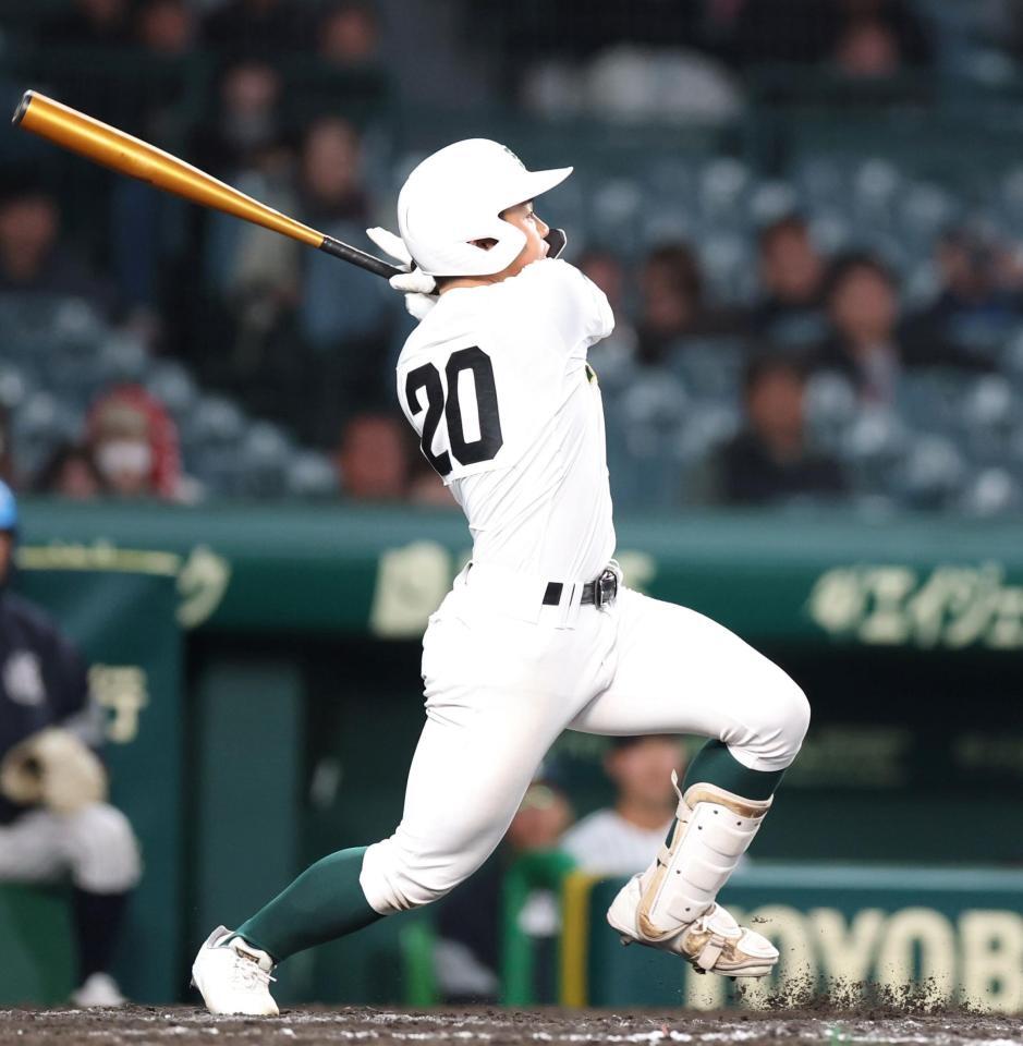 ８回、レフトへ３ランを放つ専大松戸・吉田颯人（撮影・中田匡峻）