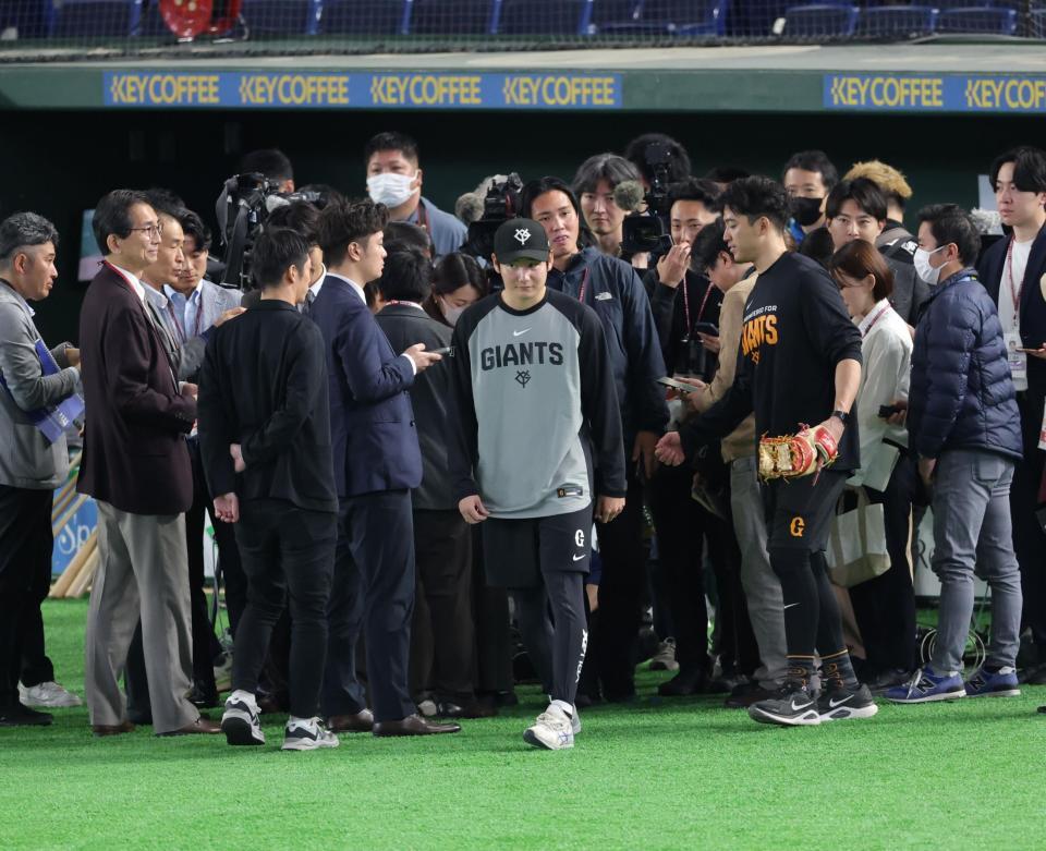 囲み会見を終え、ベンチへ戻る竹丸（撮影・西岡正）