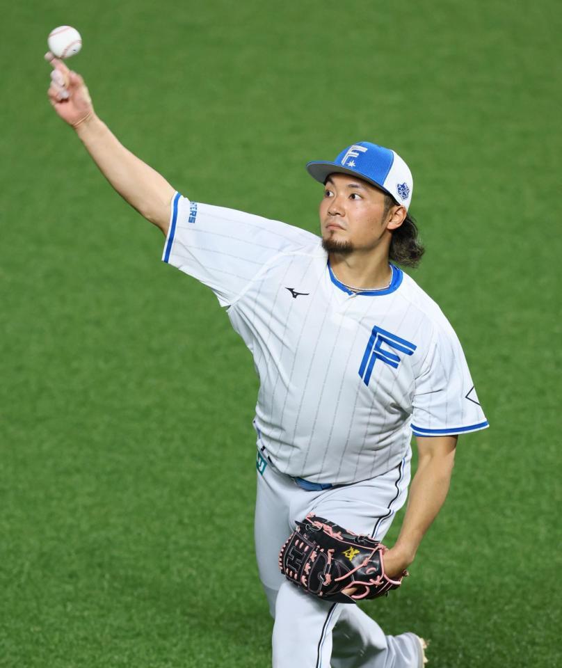 キャッチボールをする伊藤（撮影・中島達哉）