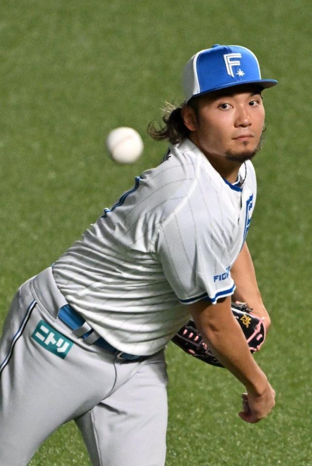 キャッチボールをする伊藤