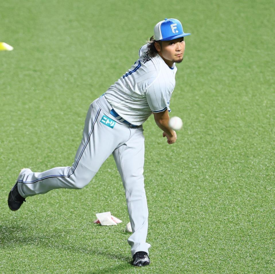 キャッチボールをする伊藤（撮影・中島達哉）