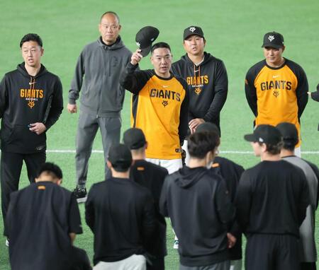 　練習前の円陣で話す阿部監督